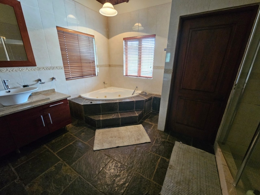 5 Bedroom Property for Sale in Boschenvaal River Front Lodges Free State